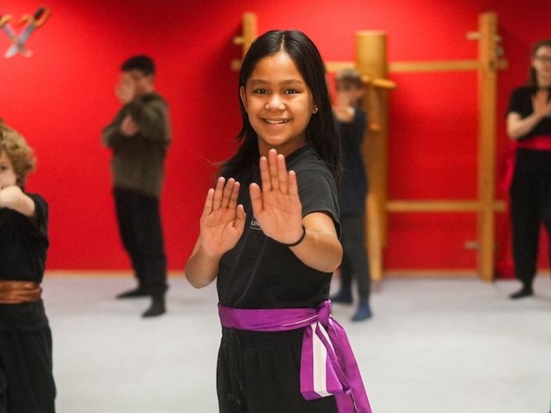 kampfsport-kinder-in-der-naehe-singen